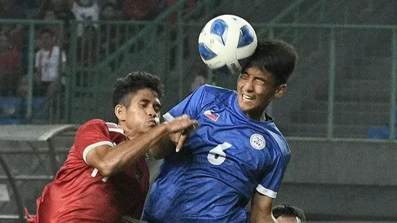 Pesepak bola Timnas Indonesia U-19 Subhan Fajri (kiri) berebut bola dengan pesepak bola Timnas Filipina U-19 Cian Gabriel (kanan) dalam laga penyisihan Grup Piala AFF U19 2022. (Foto: Ant)