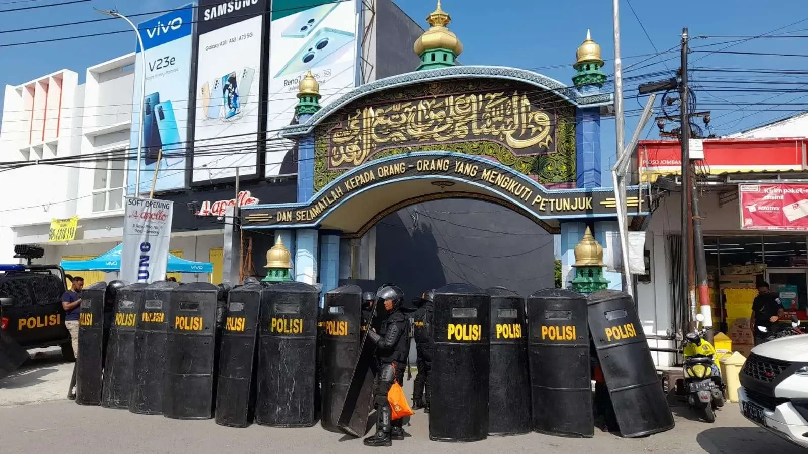 Aparat saat melakukan penjagaan di tengah upaya jemput paksa tersangka pelecehan seksual di Ponpes Thoriqoh Shiddiqiyah. Izinnya dicabut Kemenag. (Foto: Mardiansyah/Ngopibareng.id)