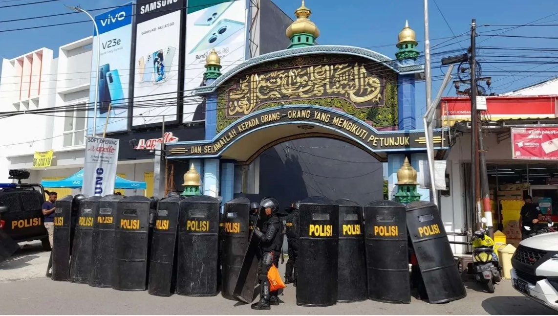 Aparat saat melakukan penjagaan di tengah upaya jemput paksa tersangka pelecehan seksual di Ponpes Thoriqoh Shiddiqiyah. (Foto: Mardiansyah/Ngopibareng.id)