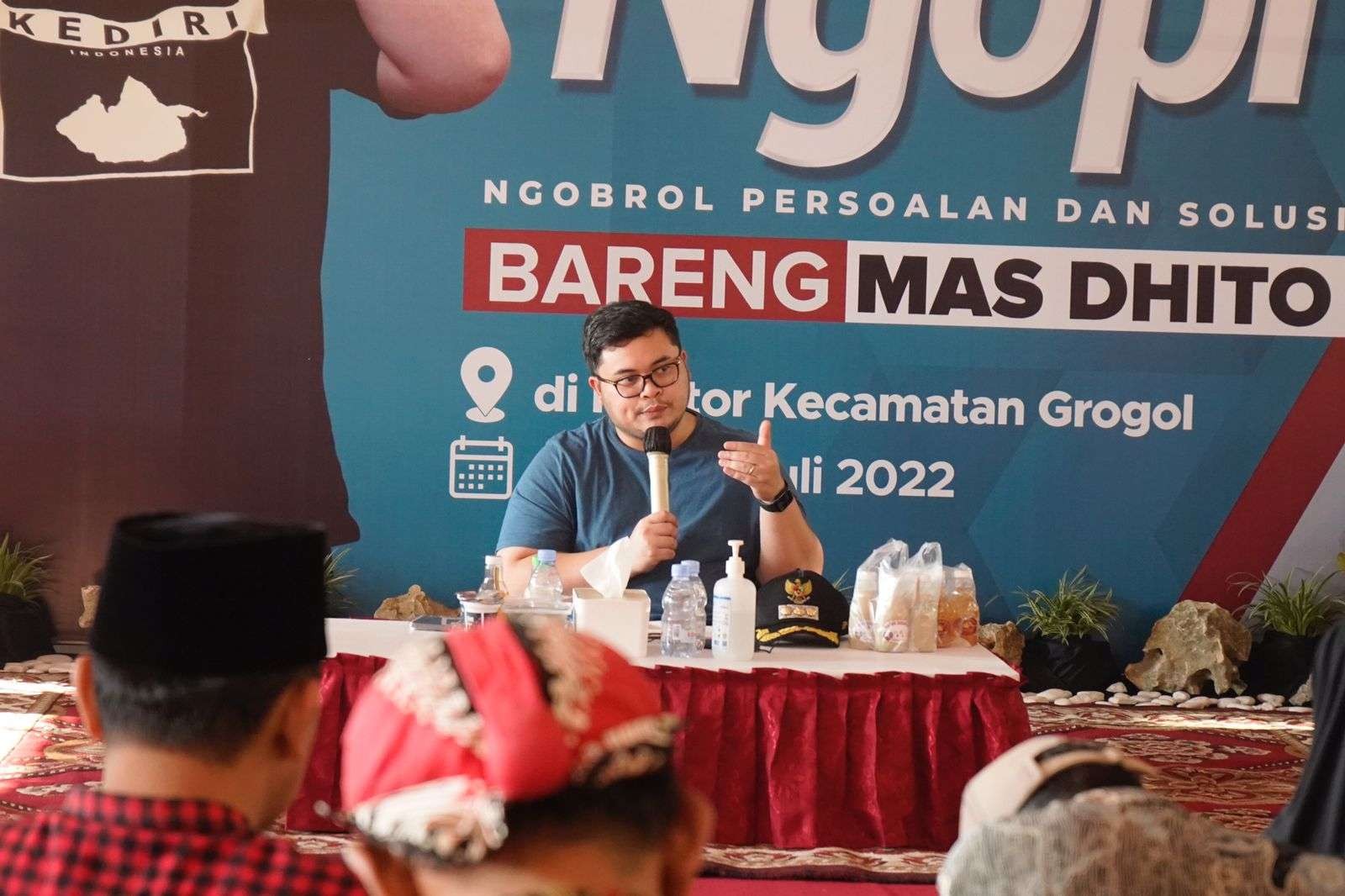 Bupati Kediri saat dialog dengan warga dalam acara Jumat Ngopi. (Foto: Istimewa)