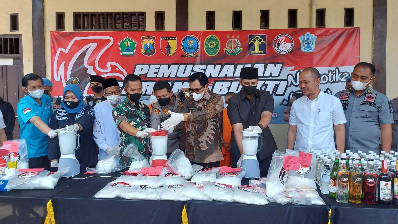 Wakil Walikota Malang, Sofyan Edi Jarwoko bersama Forkopimda saat prosesi pemusnahan narkotika Polresta Malang Kota (Foto: Lalu Theo/Ngopibareng.id)