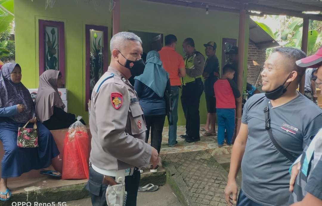 Polisi olah TKP security gantung diri. (Foto: Dokumen Polsek Ngoro)