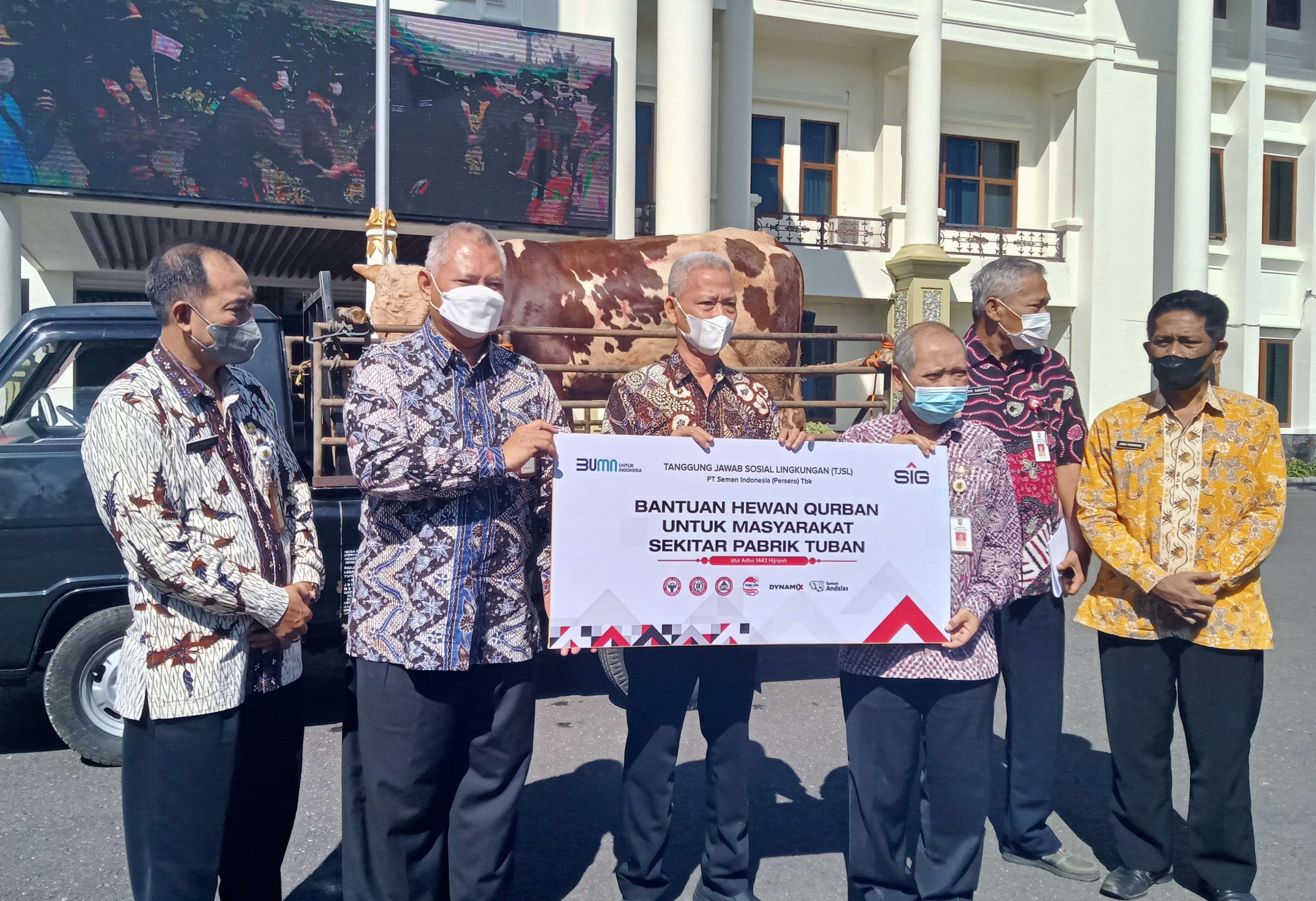 Secara simbolis penyerahan hewan kurban dilakukan langsung oleh Senior Manager of Corporate Communication SIG Ghopo Tuban, Setiawan Prasetyo kepada Sekertaris Daerah (Sekda) Tuban (Foto: Khoirul Huda/Ngopibareng.id)