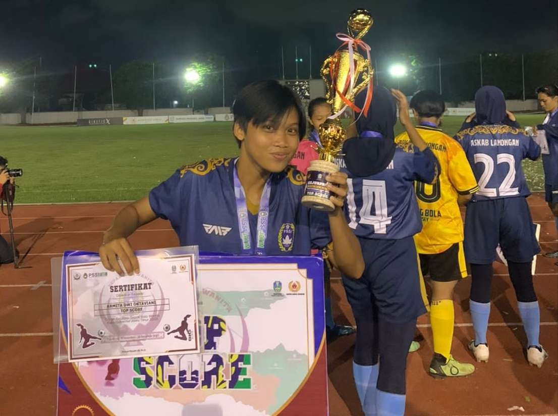 Armita dengan piala top skor di Piala Gubernur Jawa Timur 2021. (Foto: Istimewa)