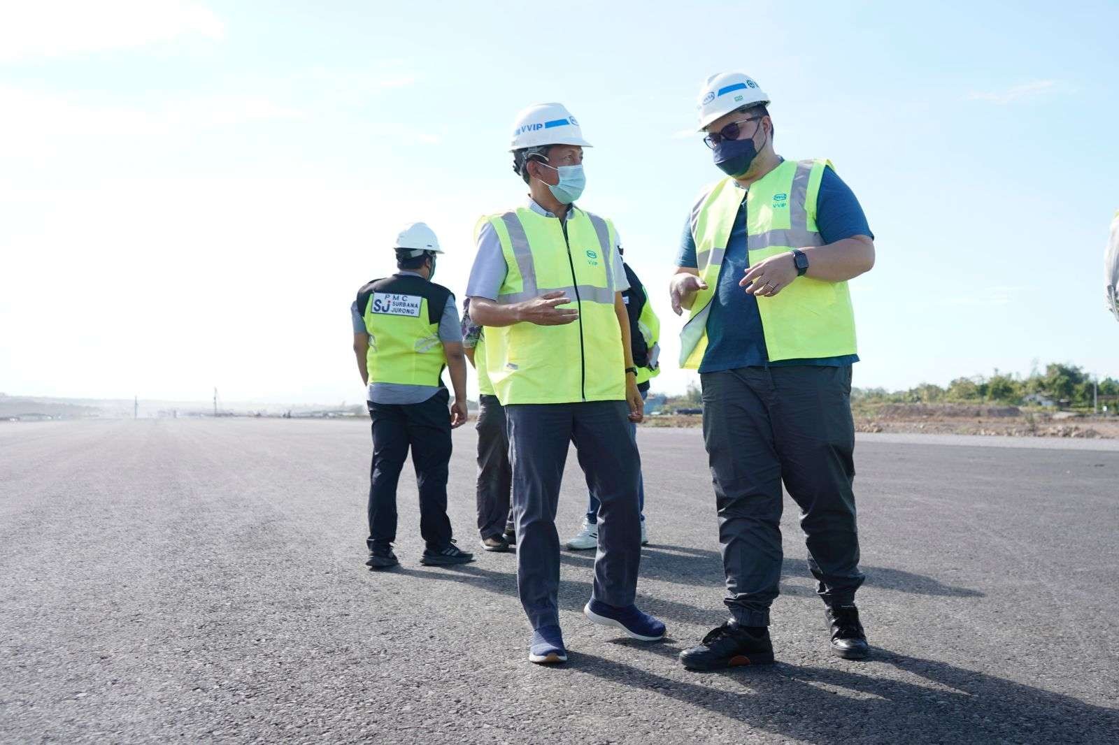 Bupati Kediri meninjau progres pembangunan Bandara Kediri. (Foto: Istimewa)