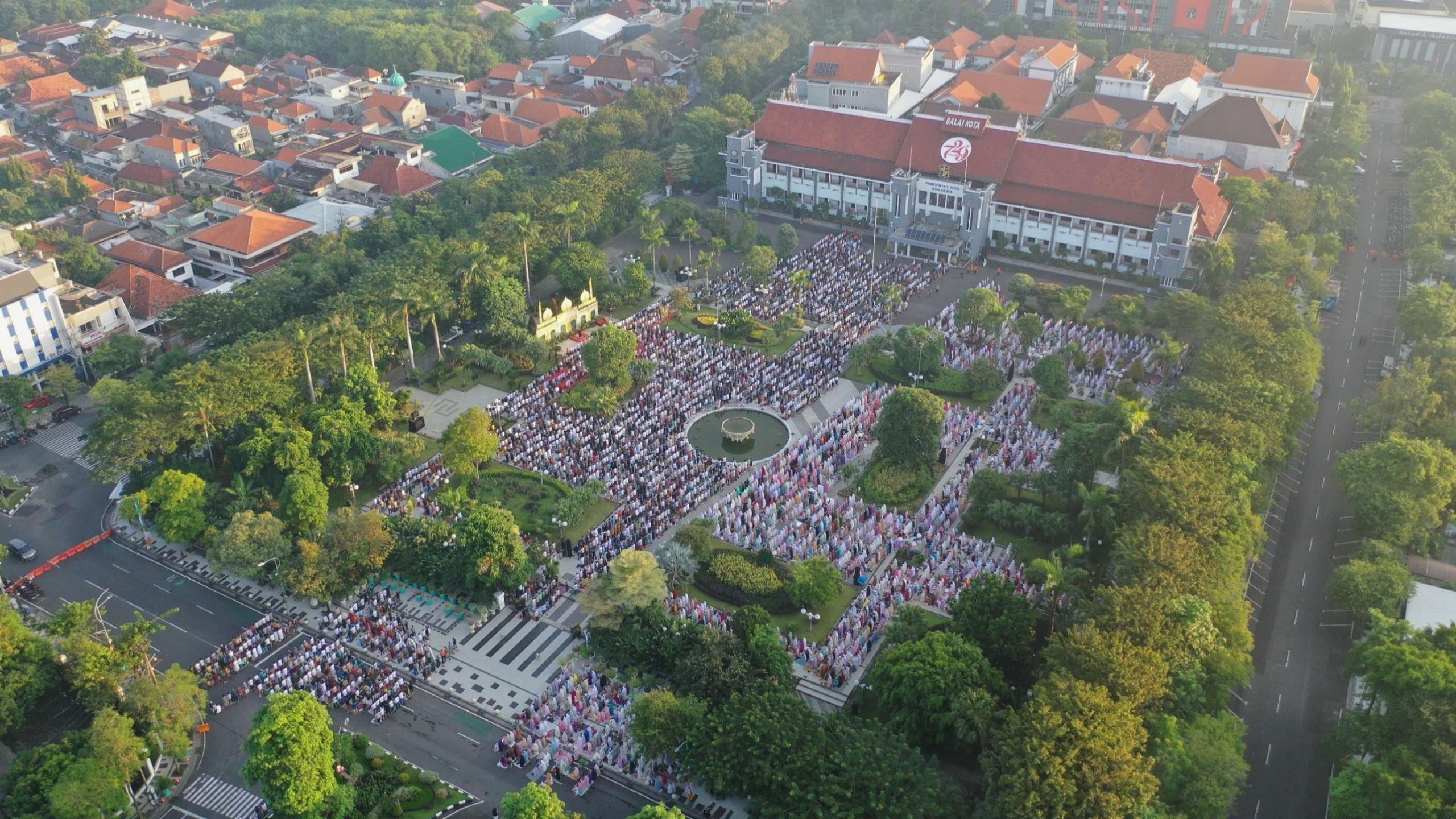 Ilustrasi pelaksanaan salat id di Balai Kota Surabaya. (Foto: Istimewa)