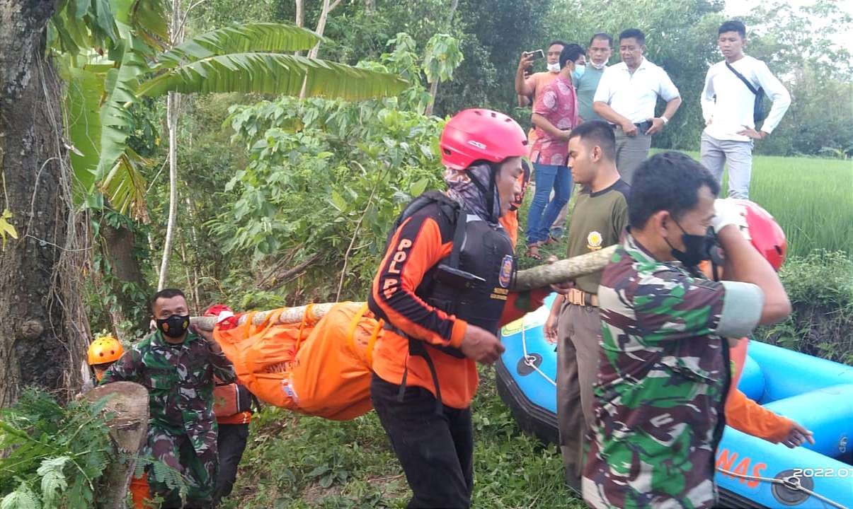 Mayat kakek 74 tahun di Bondowoso ditemukan setelah tiga hari hilang di sungai. (Foto: Guido Saphan/Ngopibareng.id)