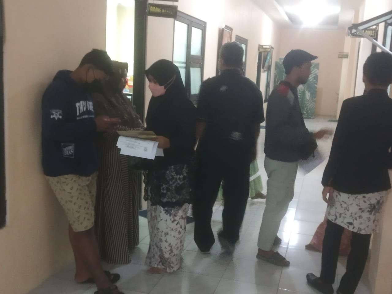 Pemohon Surat Keterangan Kesehatan Hewan (SKHH) antre di Dinas Peternakan dan Kesehatan Hewan Lamongan, Jalan Kombes Pol M. Duriyat. (Foto: Imron Rosidi)