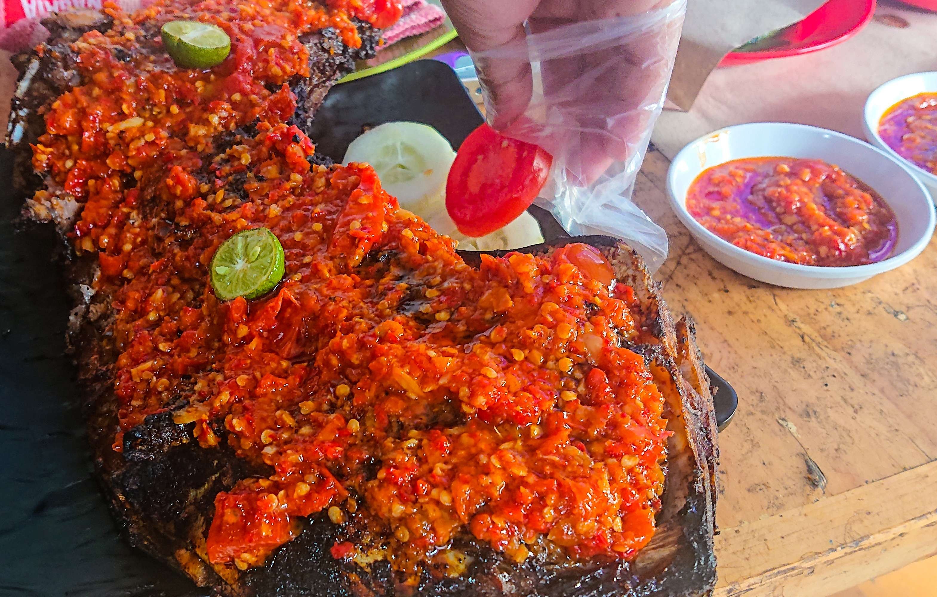 Rahang tuna bakar pedas jumbo. (Foto: Aini/Ngopibareng.id)