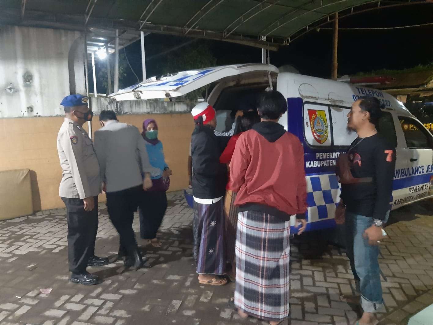 Jenazah korban saat hendak dibawa pulang ke rumah duka di Kecamatan Bangsalsari (Foto:Istimewa)