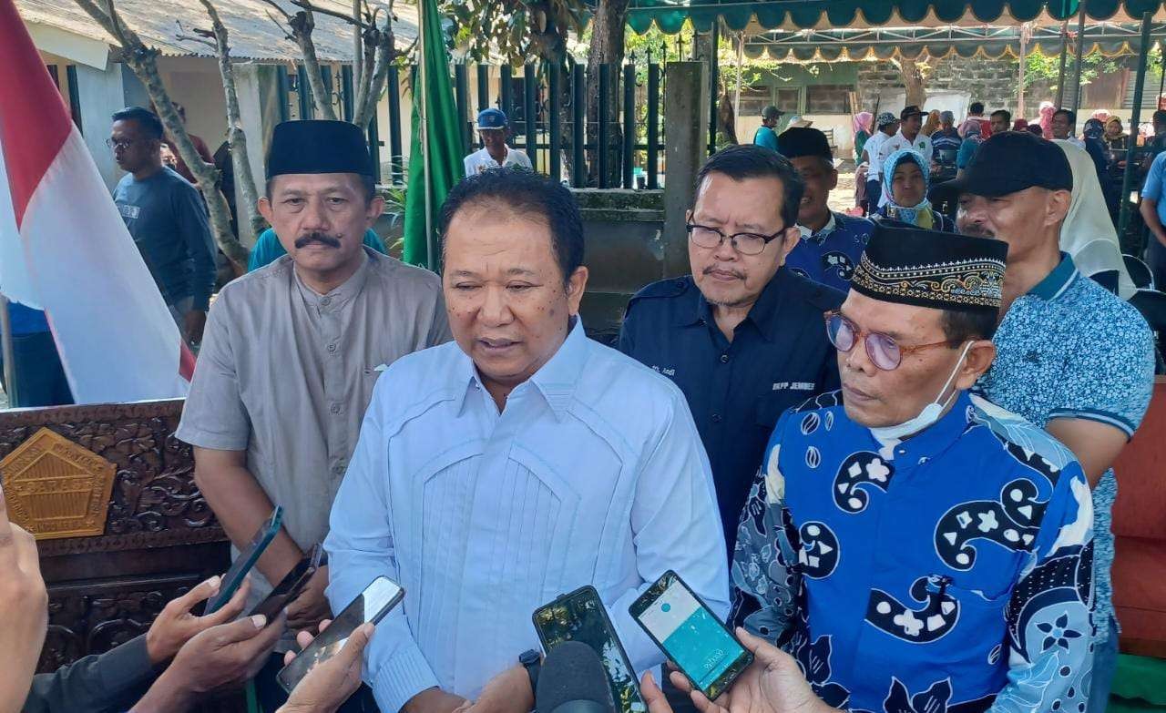 Bupati Jember Hendy Siswanto saat menghadiri proses pembagian daging kurban Ormas SARAS, Sabtu 9 Juli 2022. Seluruh hewan kurban sudah melalui proses pemeriksaan ketat. (Foto: Istimewa)