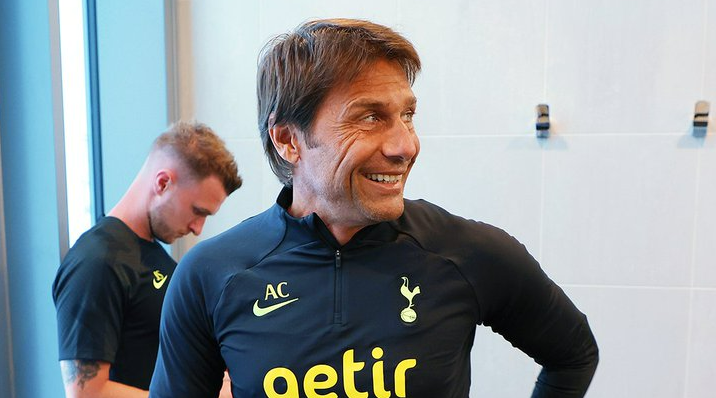 Antonio Conte ingin menjual empat pemainnya di sisa waktu bursa transfer musim panas ini. (Foto: Twitter/@SpursOfficial)