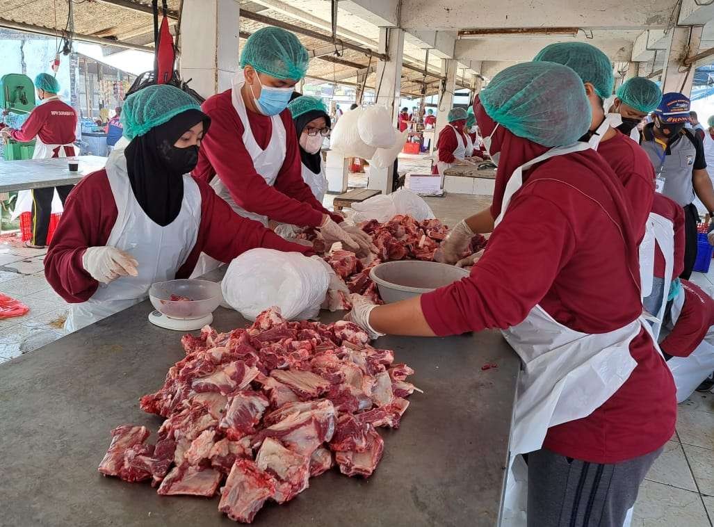 Daging kurban yang sedang diproses oleh Rumah Potong Hewan (RPH) Surabaya. (Foto: Pita Sari/Ngopibareng.id)