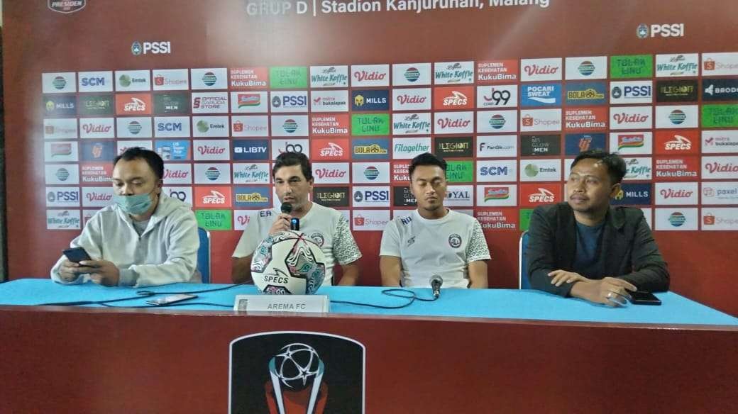 Pelatih kepala Arema FC, Eduardo Almeida (dua dari kiri) saat sesi jumpa pers jelang laga leg kedua babak semifinal Piala Presiden 2022, Minggu, 10 Juli 2022. (Foto: Lalu Theo/Ngopibareng.id)