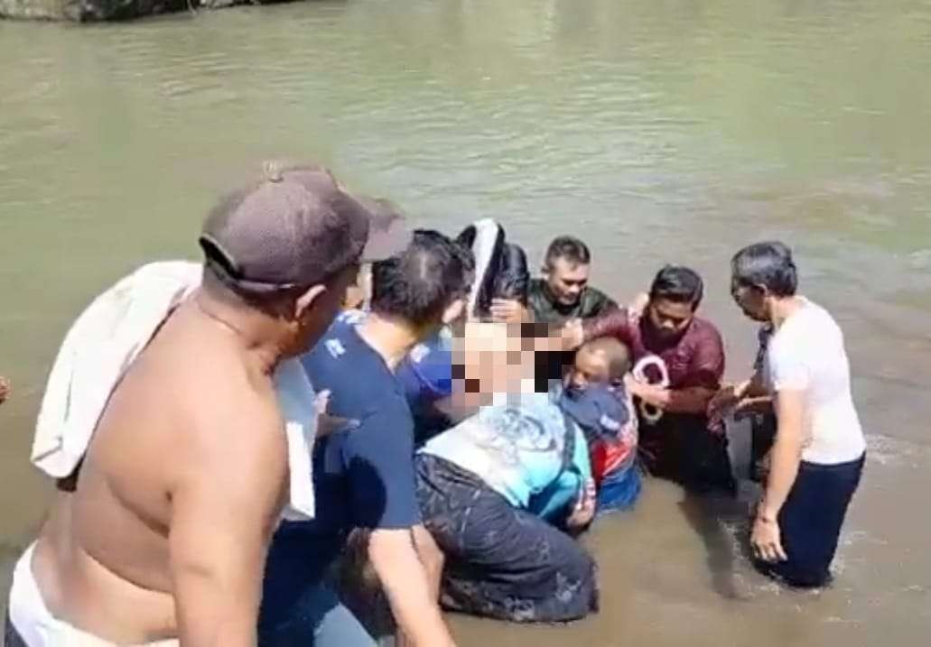 Relawan BPBD Jember dan Petugas Pemadam Kebakaran bersama warga berusaha mengevakuasi korban (Foto: Istimewa)