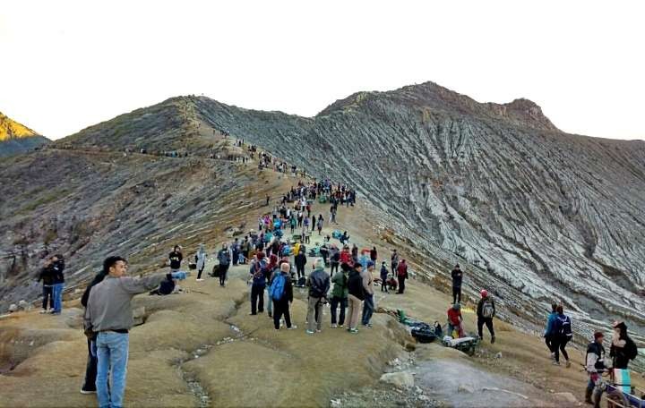 Puncak Gunung Ijen kawasan TWA Kawah Ijen dilanda suhu dingin ekstrem dalam seowkan terakhir ini.(Foto: Istimewa)