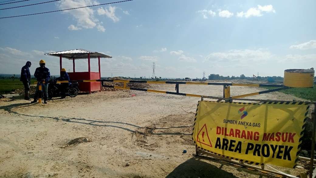 Portal masuk lokasi proyek sumur gas sumber di Desa Sambonggede, Tuban, Jawa Timur. (Foto: Khoirul Huda/Ngopibareng.id)