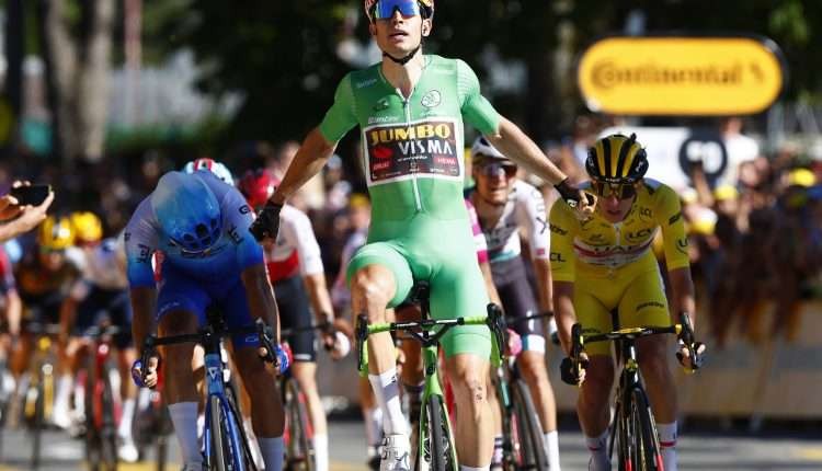 Wout van Aert (Jumbo Visma) mengalahkan Pogacar (jersey kuning) dan Michael Matthews di TdF etape 8. (Foto: istimewa)