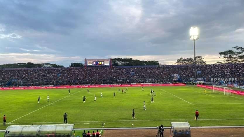 Jalannya laga leg kedua babak semifinal Piala Presiden Arema FC versus PSIS Semarang di Stadion Kanjuruhan, Malang (Foto: Lalu Theo/ngopibareng.id)