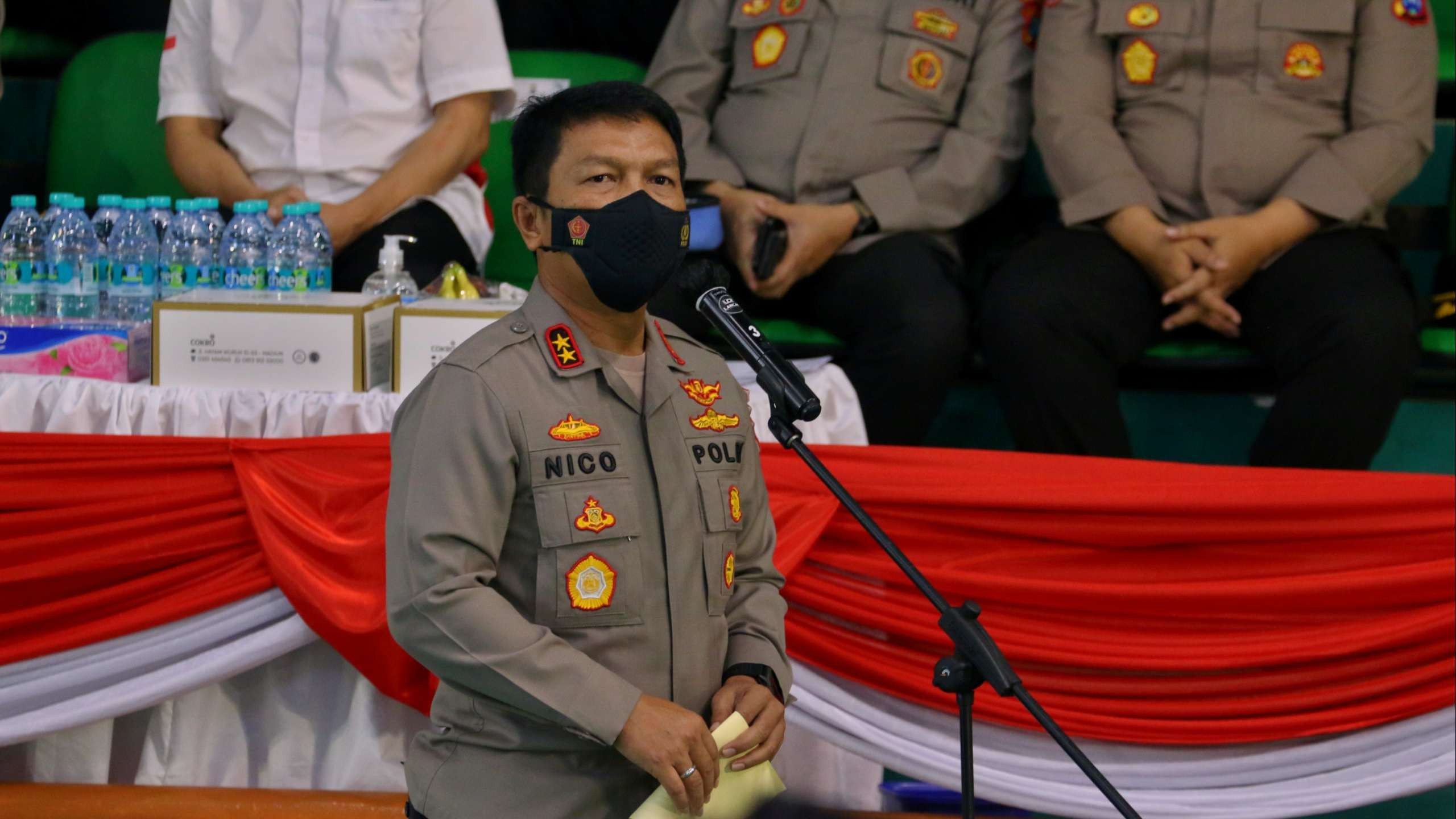 Kapolda Jatim, Irjen Pol Nico Afinta saat membuka pelaksanaan turnamen bulutangkis Kapolda Cup 2022 di GOR Sudirman, Surabaya, Senin 11 Juli 2022. (Foto: Fariz Yarbo/Ngopibareng.id)