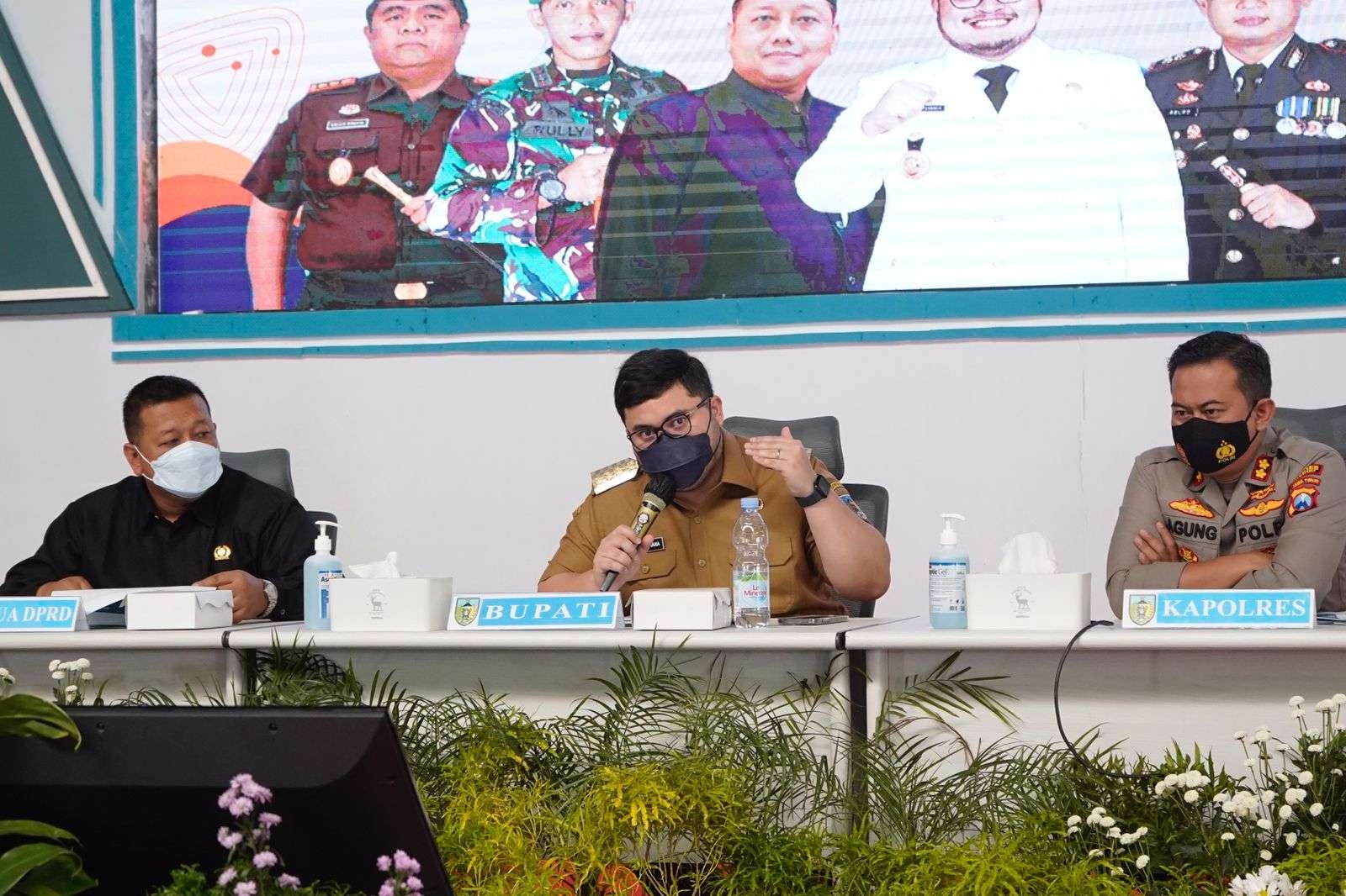 Bupati Kediri gelar rapat koordinasi perkembangan penanganan Covid-19 dan vaksinasi di Kantor Pemerintah Kabupaten Kediri. (Foto: Istimewa)