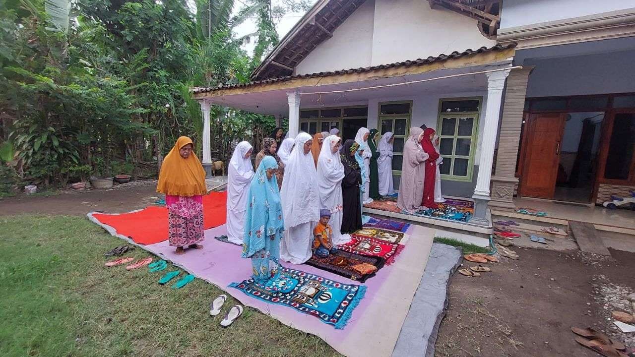 Jemaah perempuan sedang salat Idul Adha di luar Masjid Al Barakah. (Foto: Ikhsan Mahmudi/Ngopibareng.id)