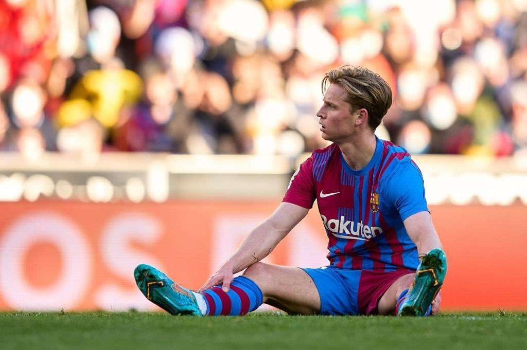 Frenkie de Jong diminta untuk merelakan gajinya dipangkas secara signifikan jika ingin bertahan di Barcelona. (Foto: Twitter/@DeJongFrenkie21)