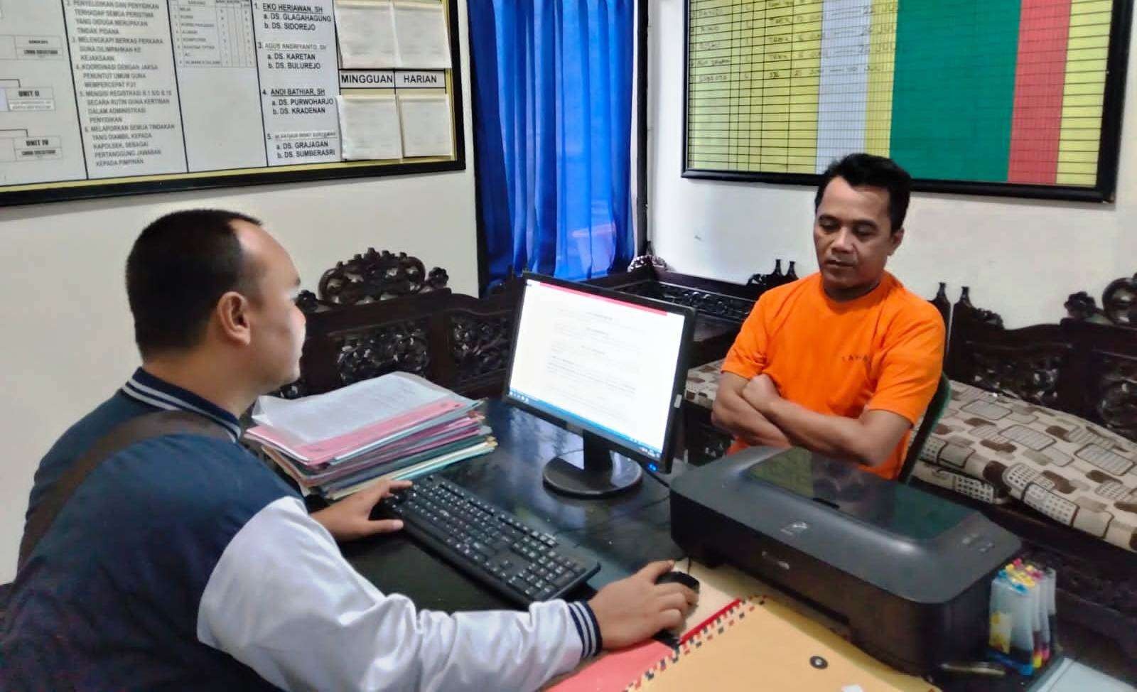 Tersangka menjalani pemeriksaan di Polsek Purwoharjo (Foto: Istimewa)