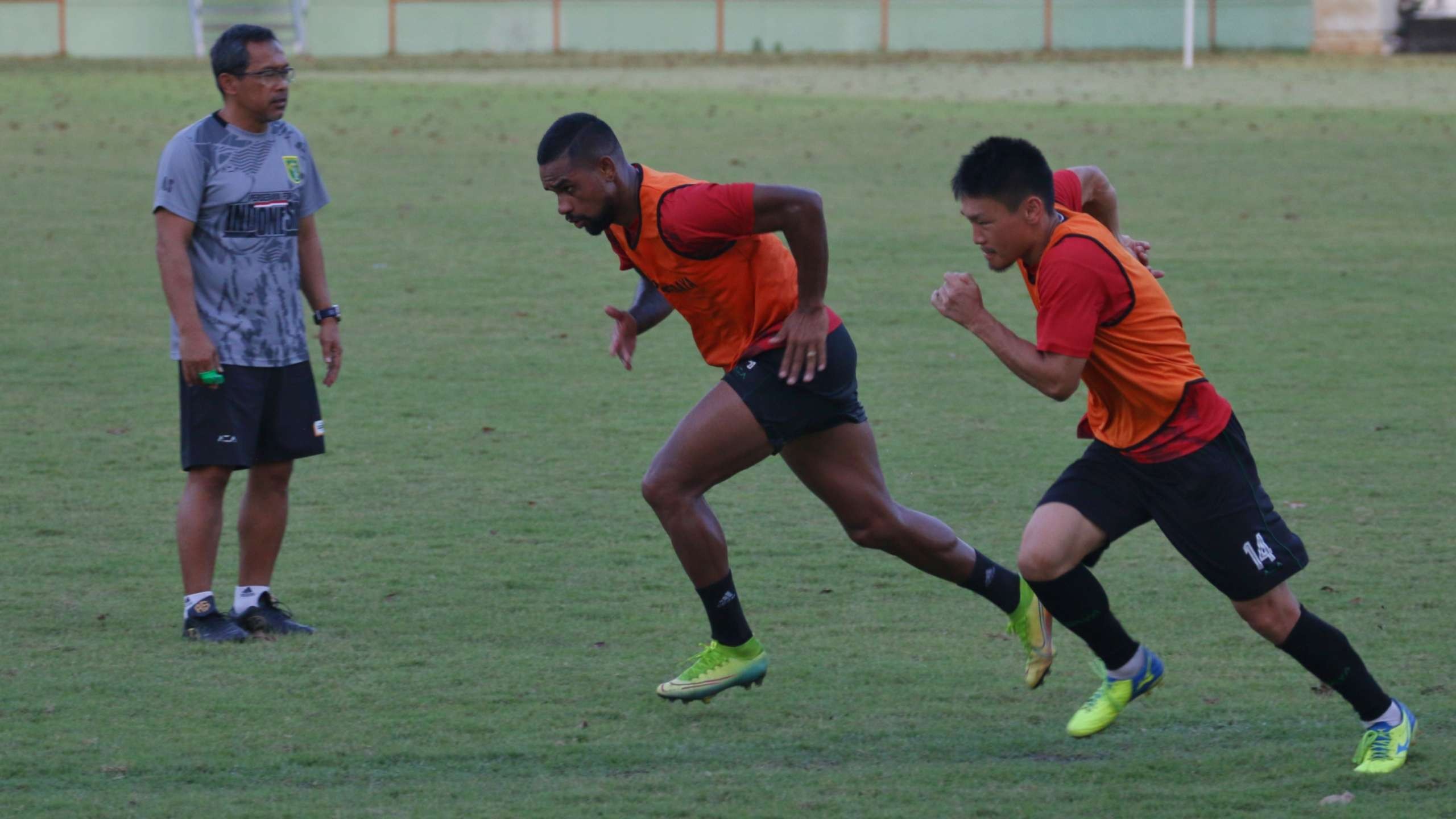 Pelatih Persebaya, Aji Santoso (kiri) saat memimpin latihan tim di Stadion Gelora 10 November, Surabaya, Senin 11 Juli 2022. Bajul Ijo akan menggelar laga uji coba melawan PSIM Yogyakarta. (Foto: Fariz Yarbo/Ngopibareng.id)