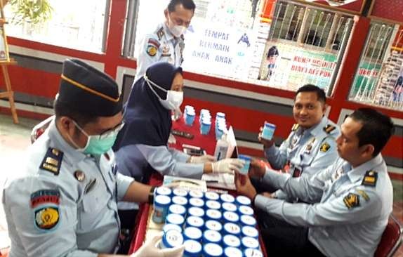 Sebanyak 67 pegawai Lapas Bondowoso melakukan tes urine.(Foto: Istimewa)