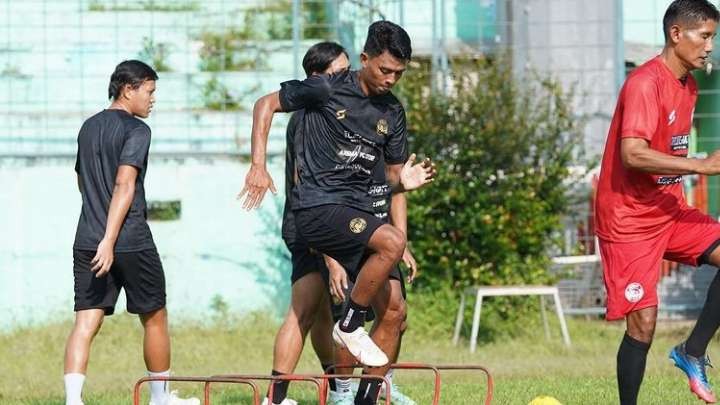 Striker Arema FC, Dedik Setiawan saat menjalani sesi latihan bersama timnya (Foto: Instagram @setiawan.dedik27)