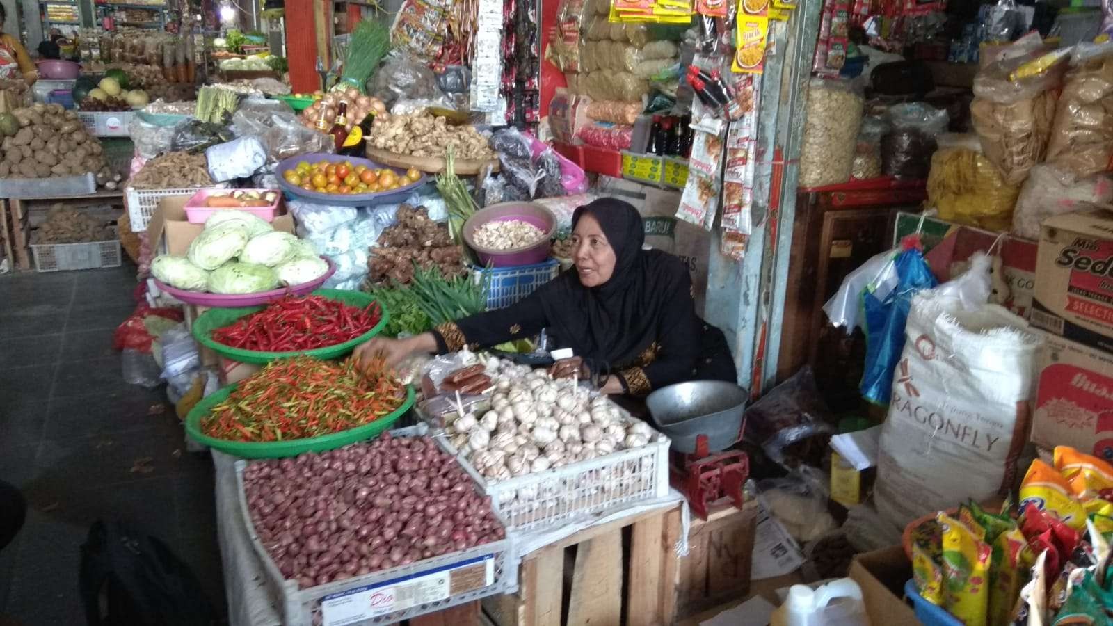 Pedagang bumbu dapur dan rempah di Pasar Lamongan. (Foto