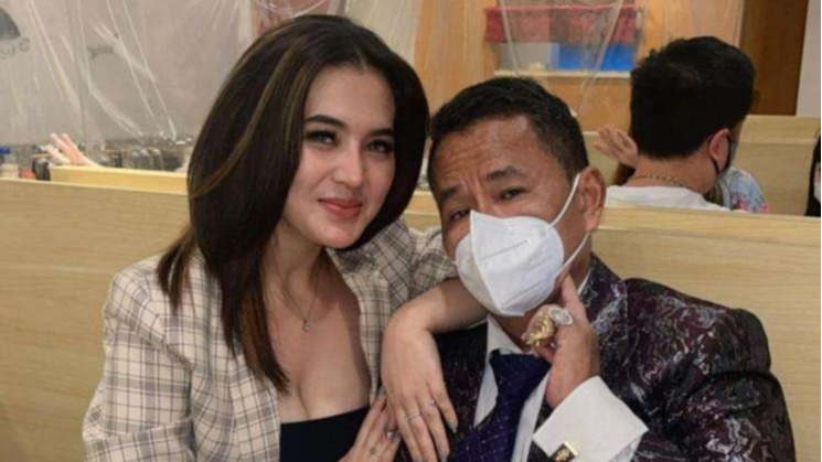 Potret kemesraan Iqlima Kim saat menjadi asisten pribadi (aspri) pengacara Hotman Paris. (Foto: Instagram)