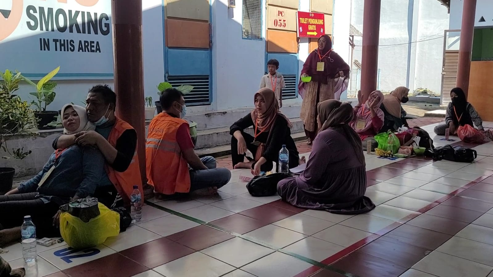 Napi melepas rindu dengan keluarga. (Foto: Dokumentasi Kemenkumham Jatim)