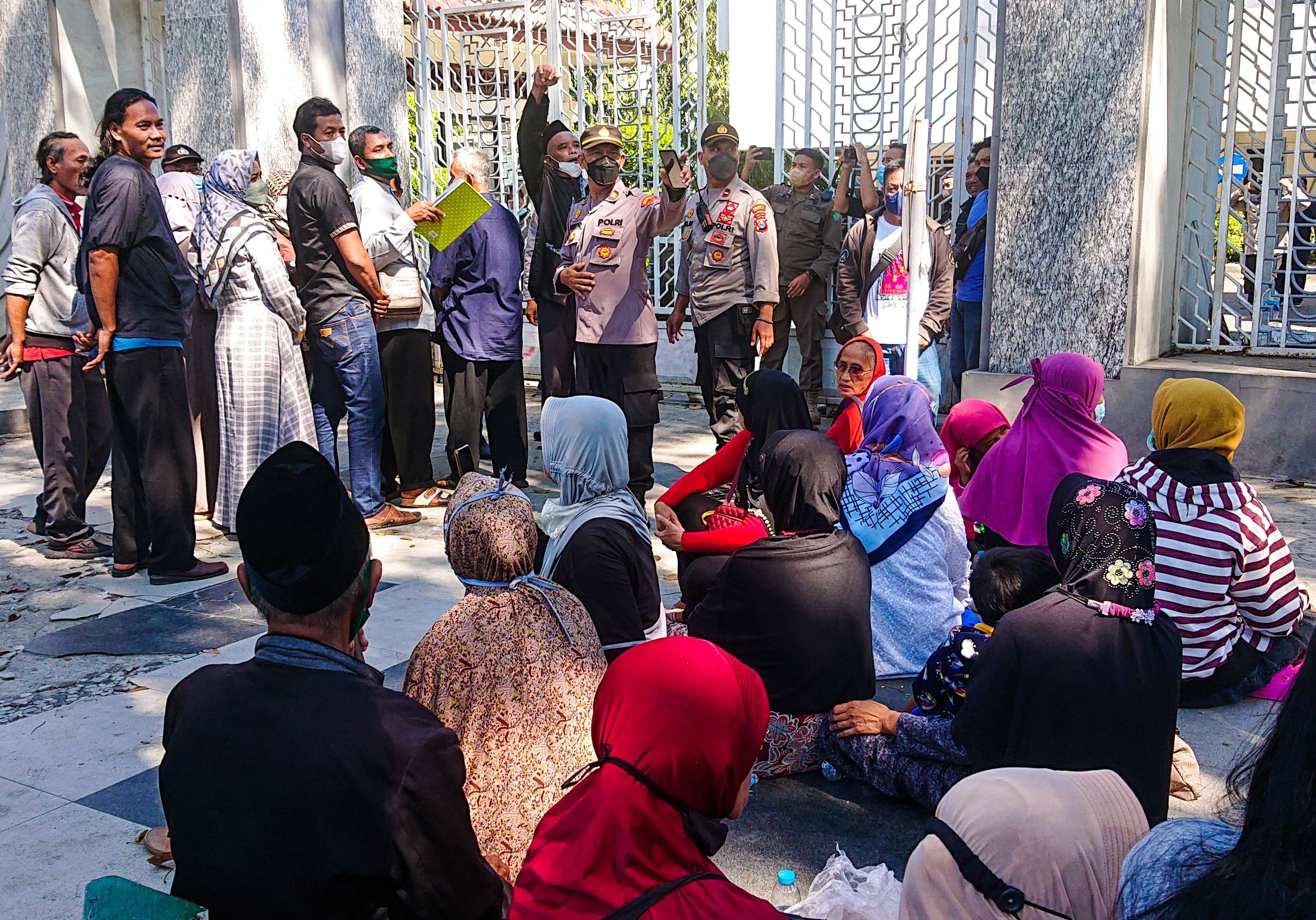 Korban lumpur Lapindo Sidoarjo aksi di depan kantor DPRD Sidoarjo (Foto: Aini/Ngopibareng.id)