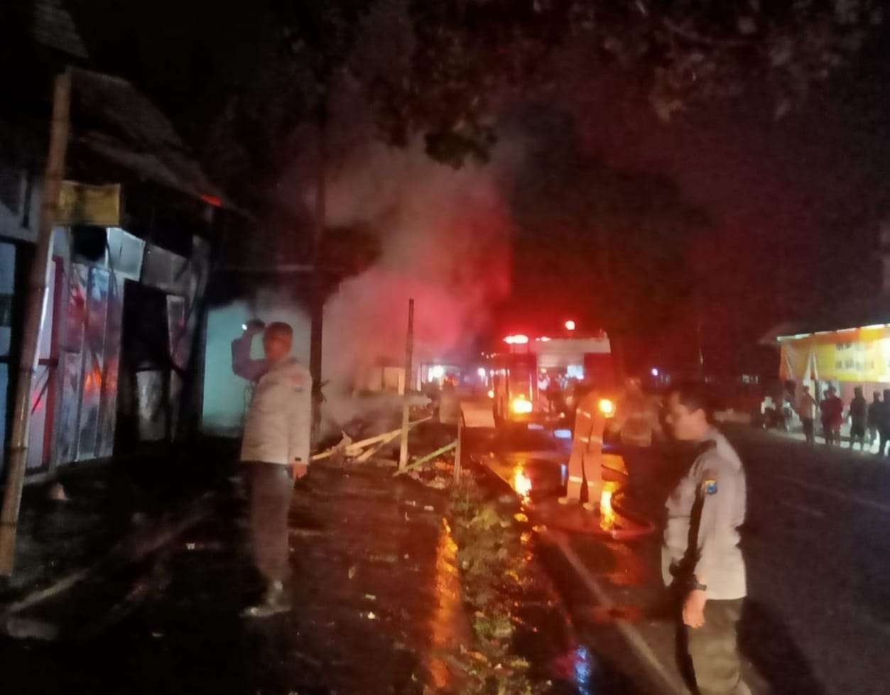 Polisi melakukan olah tempat kejadian perkara (TKP) di bengkel milik Misteri yang ludes terbakar. (Foto: Istimewa)