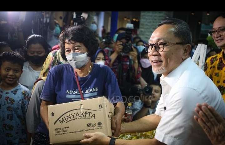 Menteri Perdagangan Zulkifli Hasan ditegur Presiden Jokowi, jual minyak goreng sambil kampanye untuk putrinya. (Foto: Istimewa)