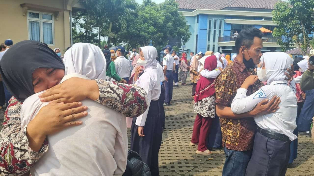 Isak tangis mewarnai acara serah terima siswa baru dari orang tua kepada SMKN Jawa Tengah Pati, Selasa, 12 Juli 2022 siang. (Foto: Istimewa)