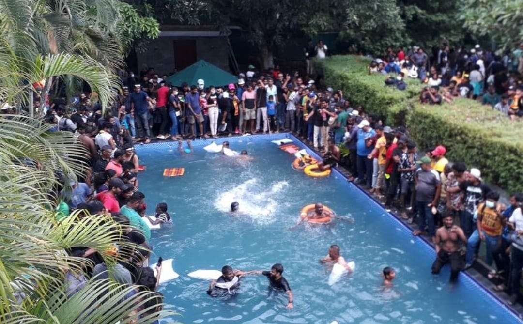 Warga Sri Langka bergolak. Ribuan masyarakat geruduk rumah dinas Presiden Sri Lanka. (Foto: Istimewa)