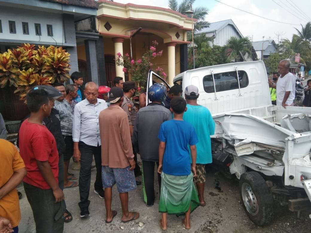 Kondisi mobil Suzuki Carry rusak berat akibat tabrak kereta api sedang jadi tontonan warga. (Foto: Istimewa)