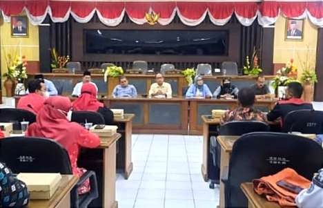 Perwakilan guru honorer lolos passing grade dialog atau hearing dengan anggota DPRD Situbondo mendesak penambahan formasi PPPK. (Foto: Istimewa)