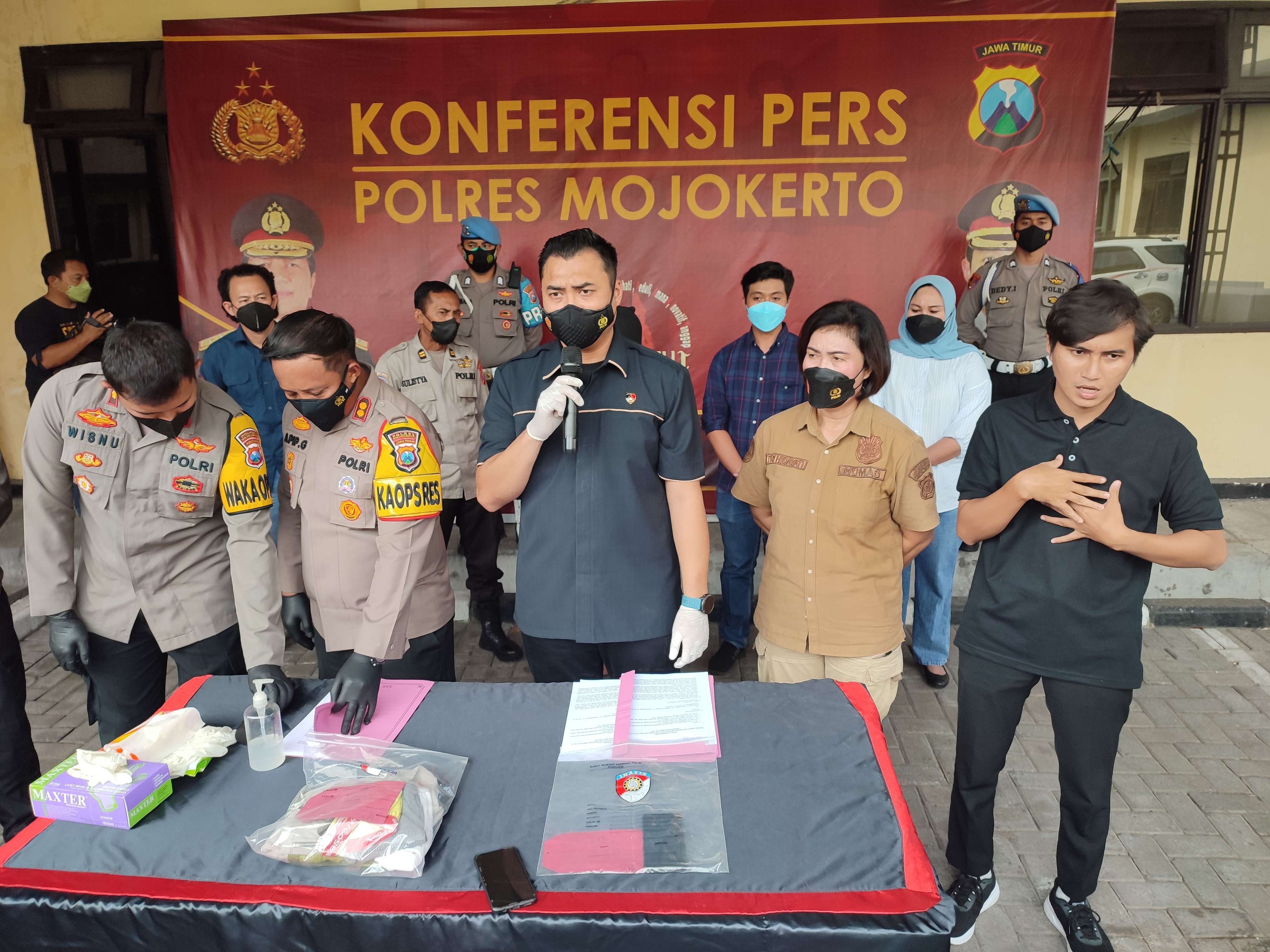 Konferensi pers kasus pencabulan yang dilakukan guru ngaji terhadap tiga anak laki-laki di Polres Mojokerto, Jawa Timur. (Foto: Deni Lukmantara/Ngopibareng.id)