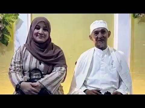 Pengasuh Pesantren Lirboyo Kediri, KH Abdulloh Kafabih Mahrus, bersama istrinya. (Foto: Istimewa)