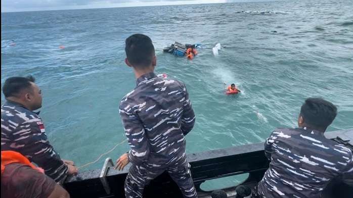 KRI Sembilang selamatkan ABK KLM Maju Indah yang tenggelam di Perairan Ketapang, Kalimantan Barat. (Foto: Ant)