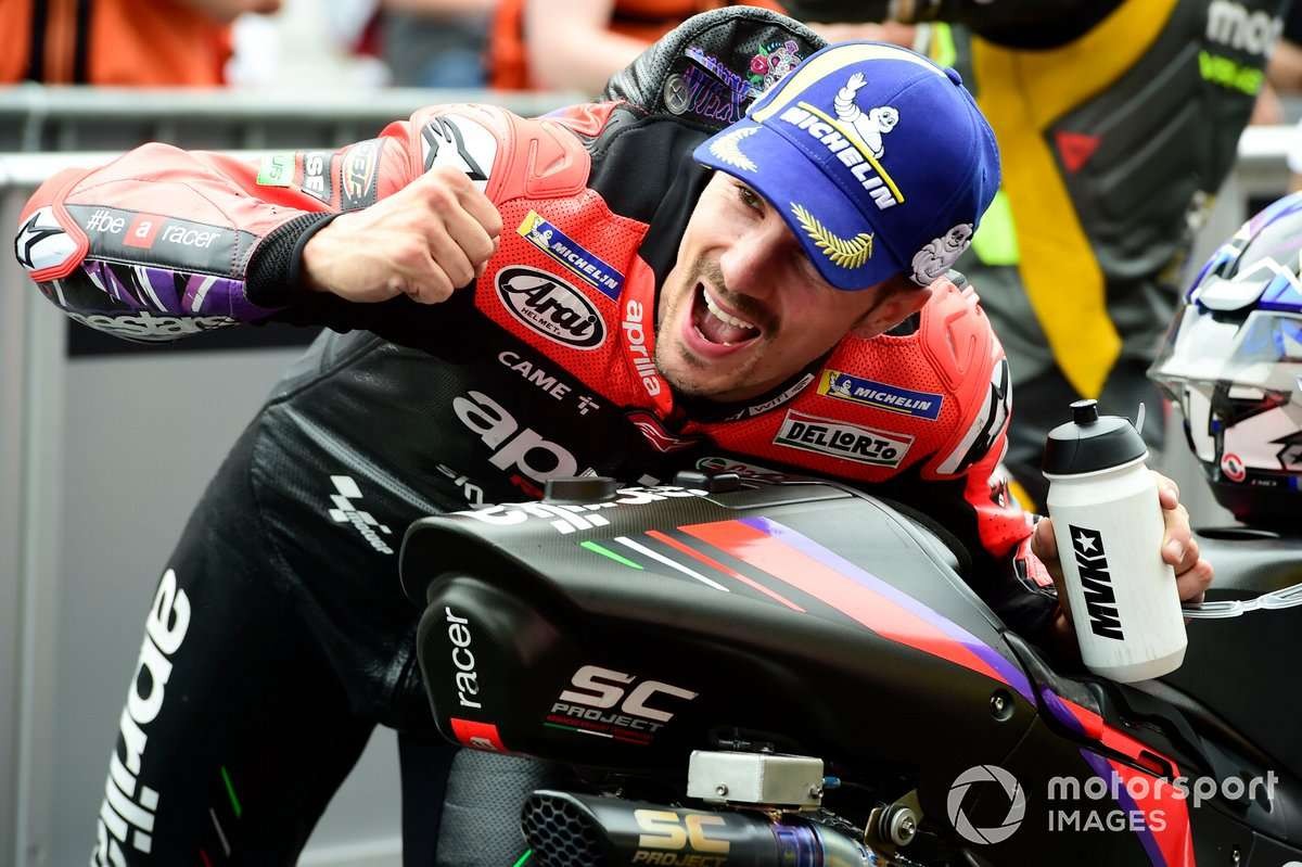 Maverick VInales berfoto bersama knalpot SC-Project yang terpasang di motor Aprilia RS-GP miliknya. (Foto: Istimewa)