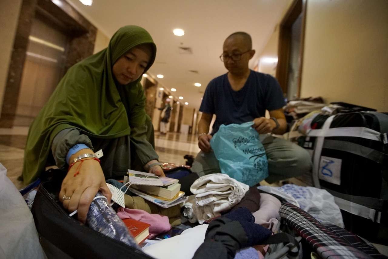 Ilustrasi jemaah haji packing bagasi. Petugas ternyata masih menemukan bagasi yang "menyelundupkan" zamzam di koper. (Foto: Istimewa)