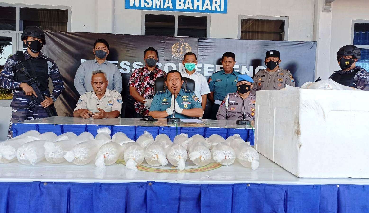 Palaksa Lanal Banyuwangi Mayor Tekhnik (T) Hari Handoko (tengah) menyampaikan hasil  keterangan penggagalan penjualan baby lobster sebanyak 7.862 ekor. (Foto: Muh Hujaini/Ngopibareng.id)