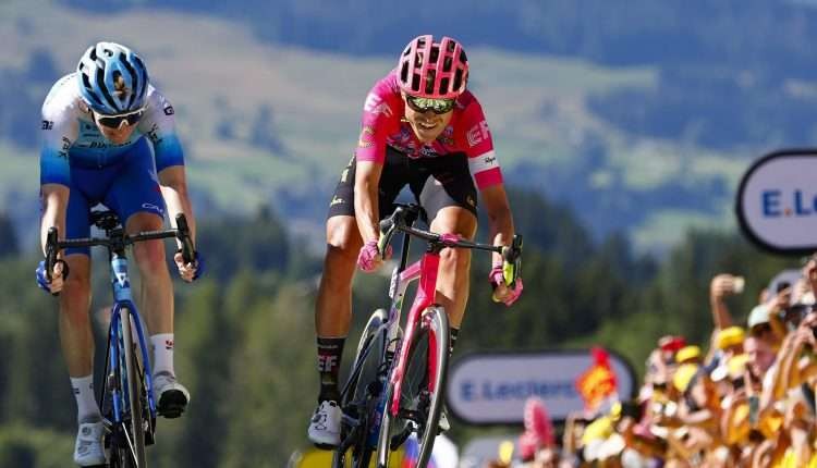 Magnus Cort (kanan) adu sprint dengan Nick Schultz (kiri) di puncak Megeve untuk menyelesaikan etape 10 Tour de France. (Foto: Istimewa)