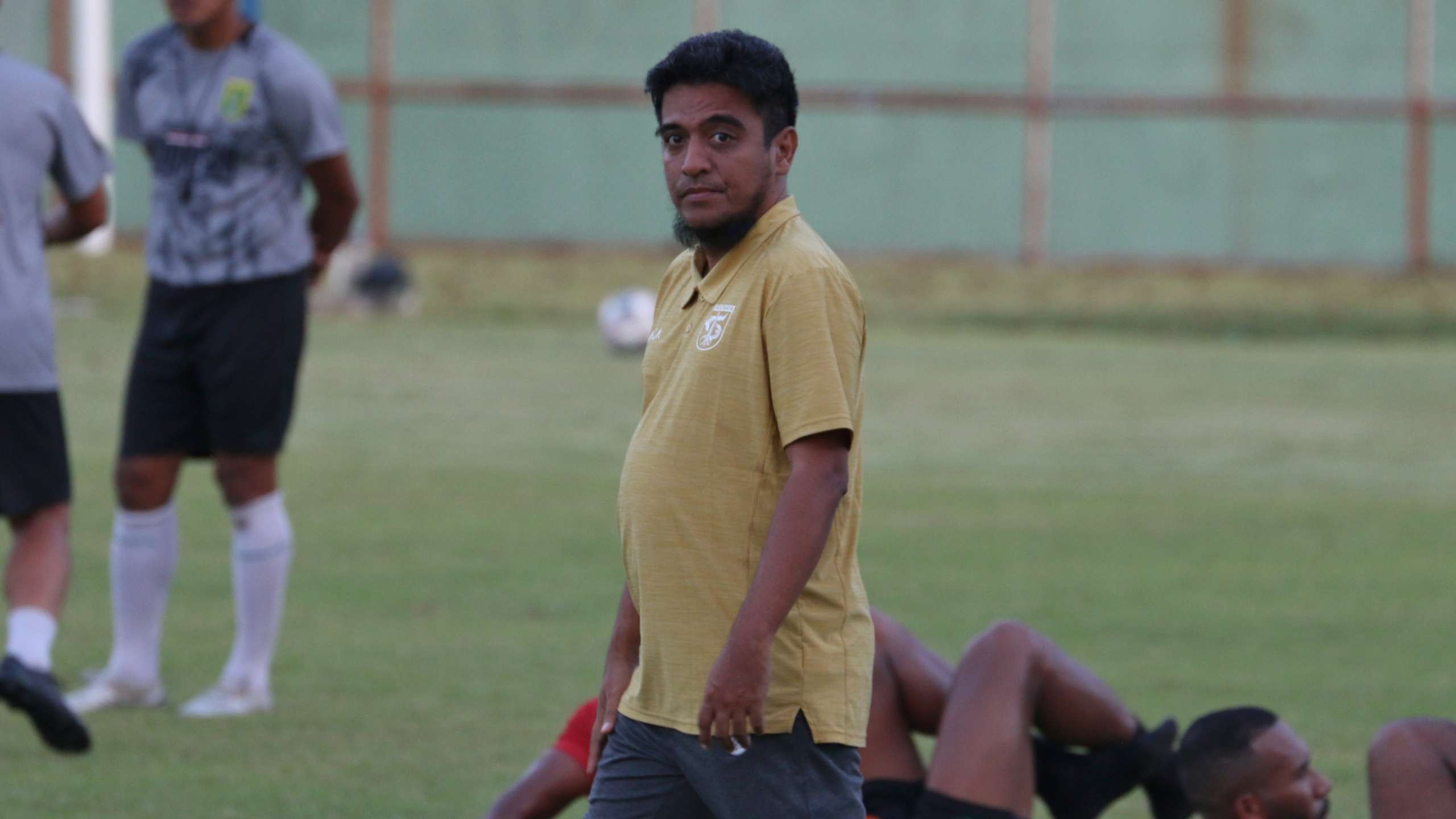 Manajer Persebaya, Yahya Alkatiri disela mendampingi tim latihan di Stadion Gelora 10 November, Surabaya. (Foto: Fariz Yarbo/Ngopibareng.id)