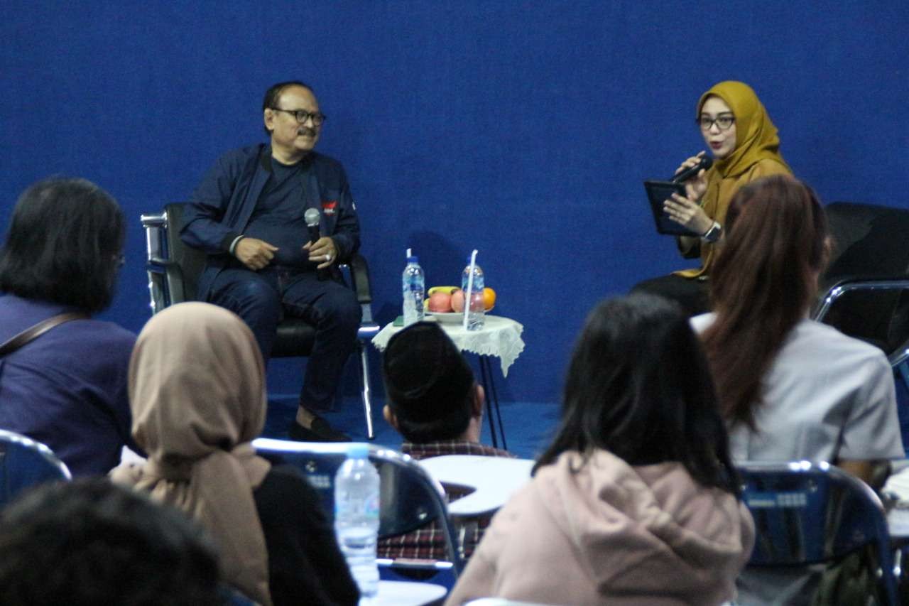 Eros Djarot dalam dialog kebangsaan di STIKOSA-AWS mengatakan konten-konten anak muda sekarang meninggalkan etika. (Foto: Istimewa)